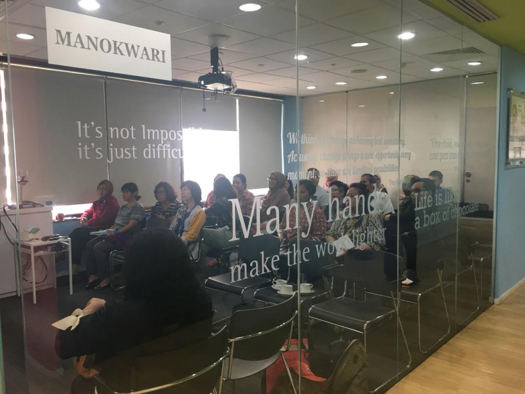 Diseminasi pengisian efiling ini berlangsung selama 2 jam dan dilanjutkan dengan pertanyaan dan konsultasi secara informal setelah acara selesai. KPP Badora dan kanwil Khusus berharap acara ini akan mampu meningkatkan pemahaman dan pengetahuan WP mengenai tatacara pelaporan SP Tahunan melalui aplikasi efiling yang dibuat untuk memudahkan mereka. Selamat Berlomba-lomba Lapor SPT Tahunan. Lebih Cepat Lebih Baik!