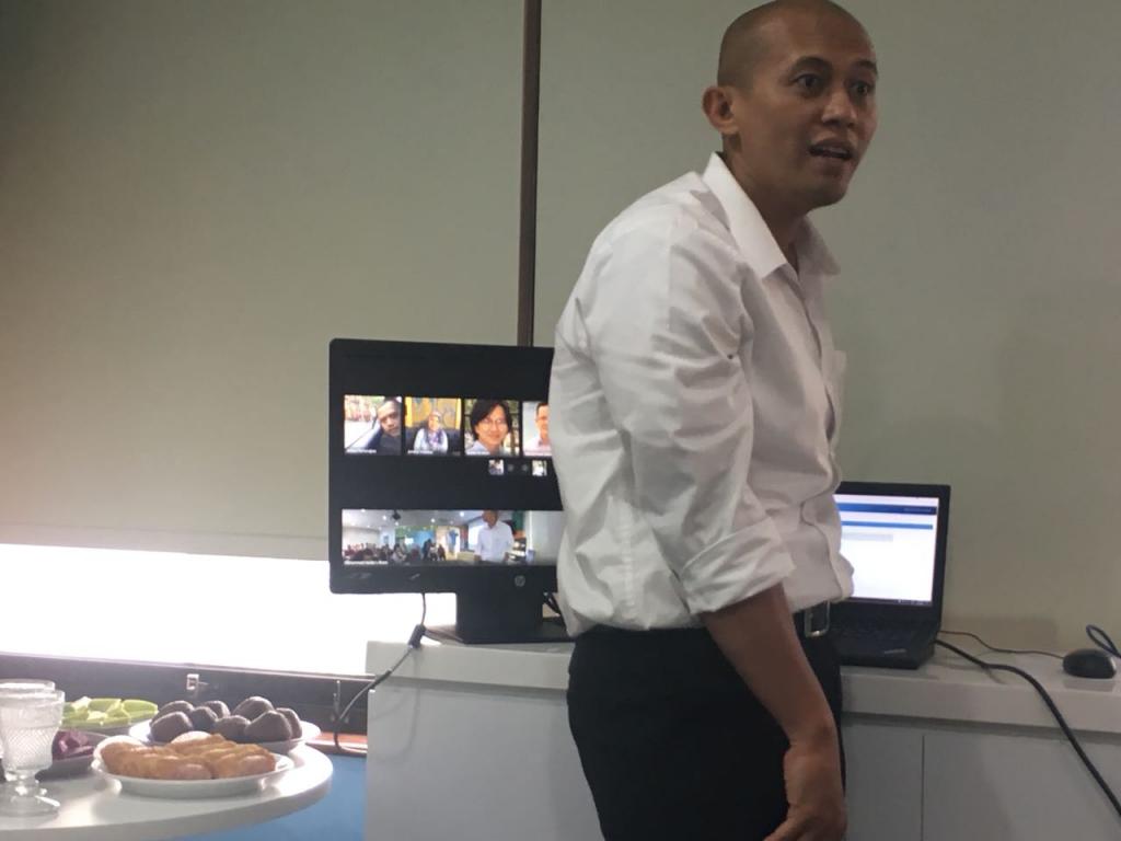 Disela-sela Made memberikan materi terkait efiling kepada para peserta diseminasi di ruangan, Made juga tersambung dengan para pegawai UNICEF yang berada di beberapa kantor perwakilan di Aceh, Kupang, Manokwari dan beberapa kota lainnya melalui aplikasi skype. Yang menjadi lucu adalah, ketika terjadi rebutan giliran penanya antara peserta yang ada di dalam ruang manokwari dan pegawai yang menggunakan media skype. Hal ini menjadikan suasana begitu hidup dan sesekali timbul tawa diantara para peserta.