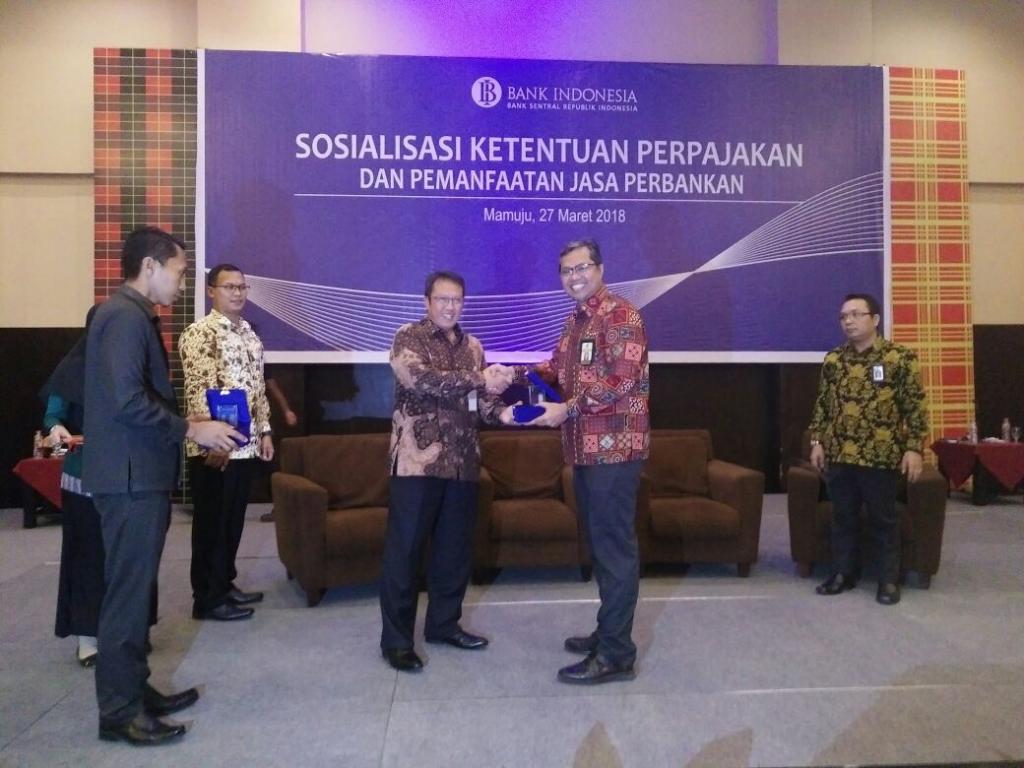 Pemberian plakat kepada Bank Indonesia atas kerjasama dalam bidang perpajakan