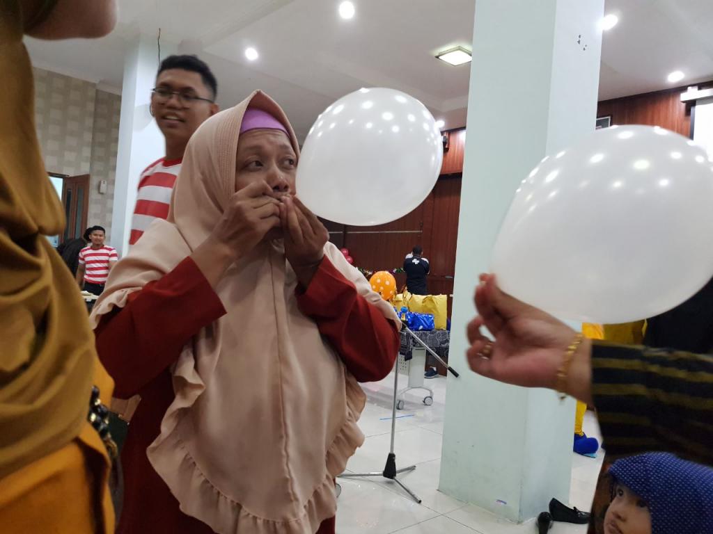 Lomba tiup balon yang diikuti oleh para ibu Dharma Wanita