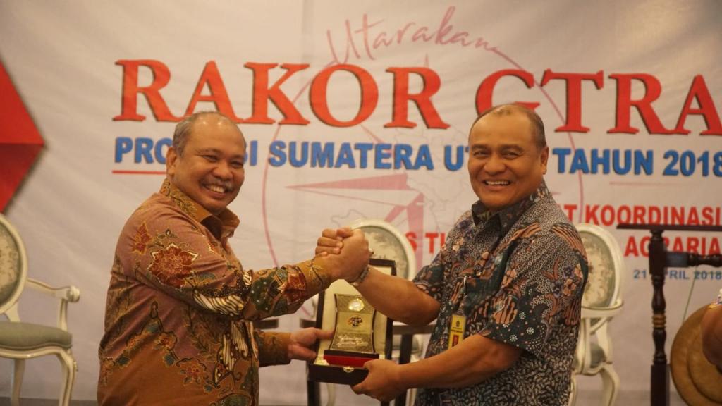 Penyerahan cinderamata di akhir acara