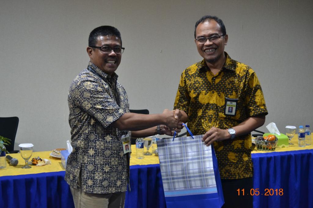 Direktur KITSDA memberikan kenang-kenangan kepada Kepala KPP Pratama Bangka yang lama