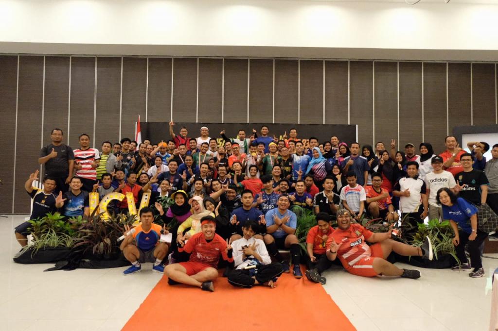 Foto Bersama Sesi Malam dengan Menggunakan Pakaian Bertema Atlet