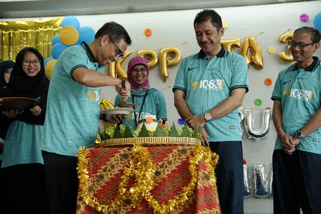 Pemotongan tumpeng oleh Kepala KPP Pratama Jakarta Tanah Abang Tiga