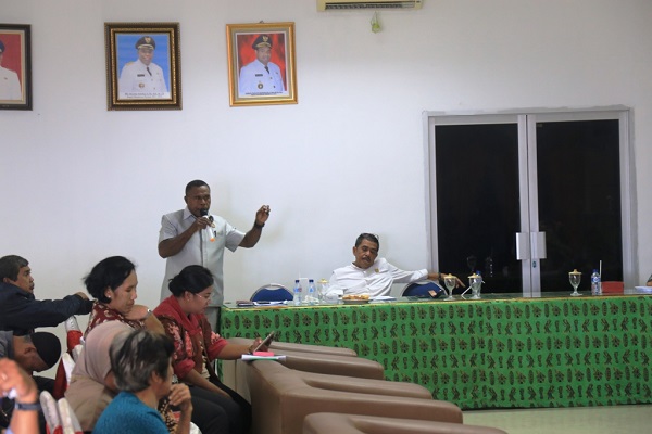 Anggota DPRD Manokwari sedang mengajukan pertanyaan