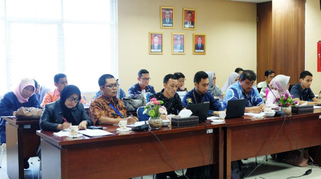 Peserta sosialisasi menyimak pemaparan materi mengenai AEoI