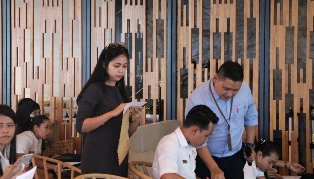 Tim penyuluh memberikan materi penyuluhan