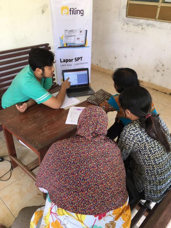Petugas memberi penjelasan kepada wajib pajak