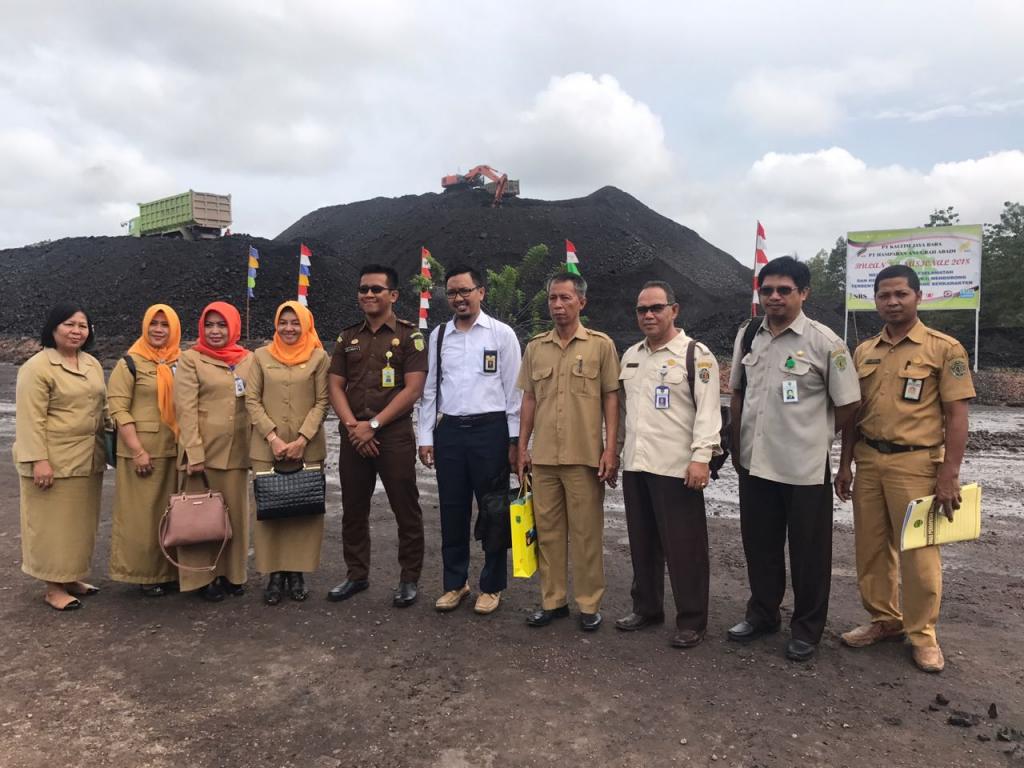 Foto bersama panitian di depan Stockpile