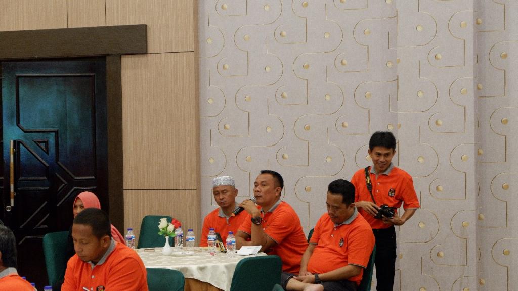 Peserta mengajukan pertanyaan (2)