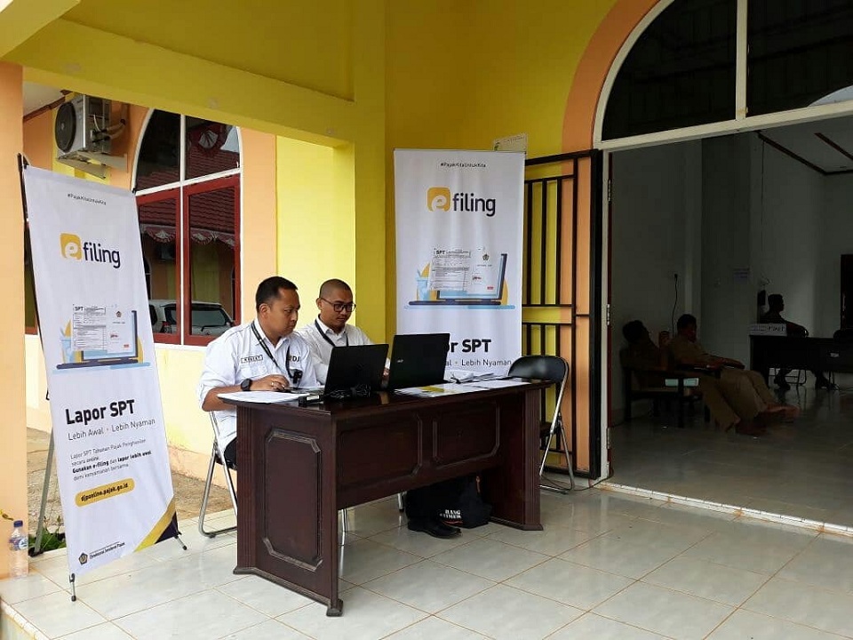 Petugas bersiap melayani di lokasi pojok pajak