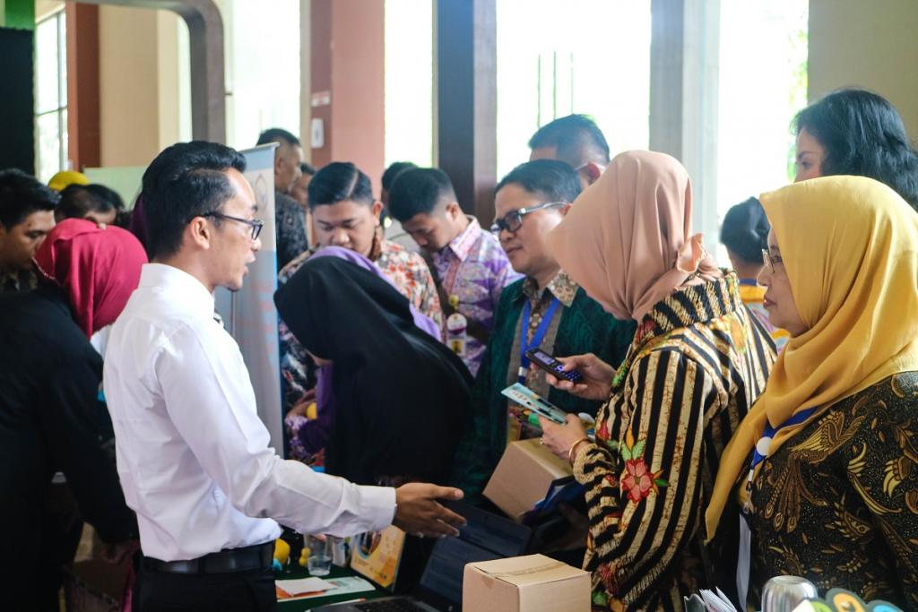 Petugas sedang memberikan layanan konsultasi kepada pengunjung stan pojok pajak