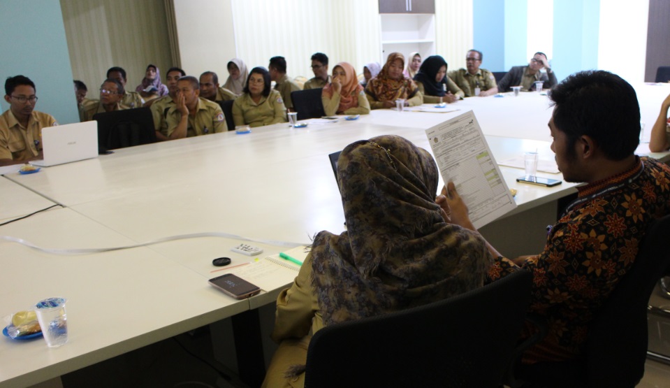 Pegawai DPMPT berkonsultasi dengan Tim Penyuluhan