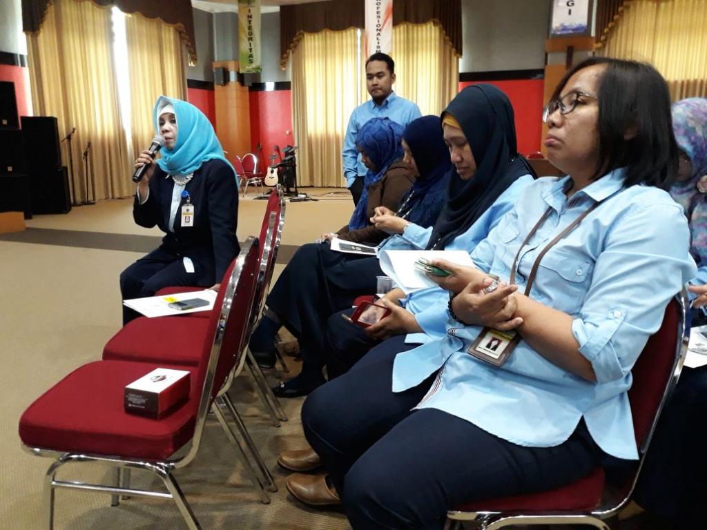 Endang Retnowati memberikan masukan