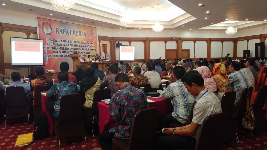 Kasi Waskon IV menjawab pertanyaan yang diajukan oleh anggota rapat