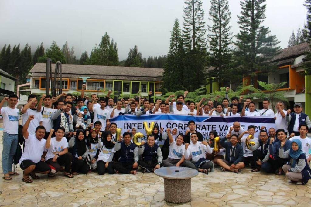 Foto keakraban bersama seluruh pegawai.