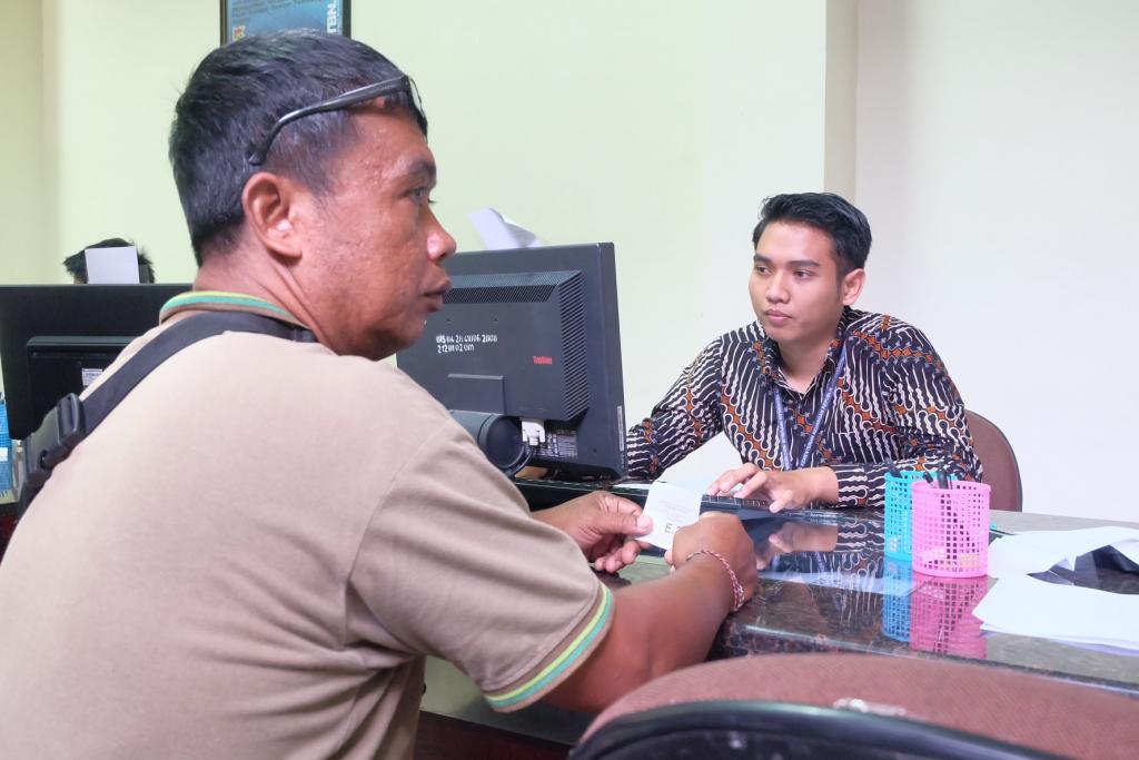Loket dibuka di selasar kantor