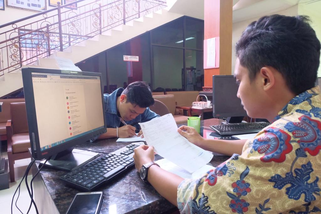 Petugas melayani dengan sepenuh hati