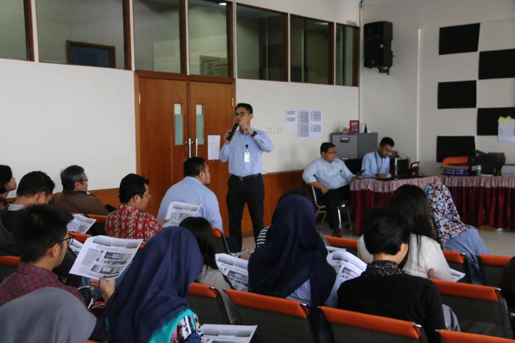 Suasana wajib pajak baru menyimak pemaparan.