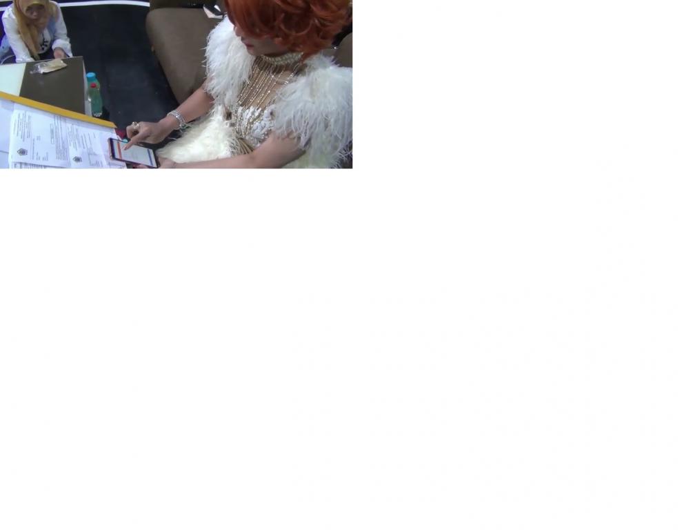 Mbak Inul sedang mengisi e-filing SPT dari gadgetnya