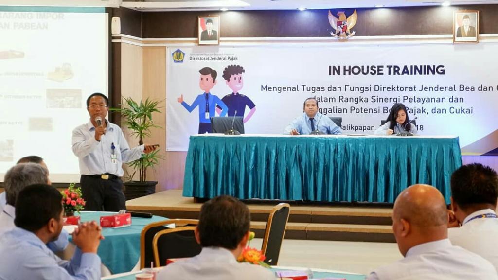 Kepala Seksi Kepala Seksi Pemeriksaan Kanwil DJBC Kalbagtim Heru Wahyudi memberikan materi