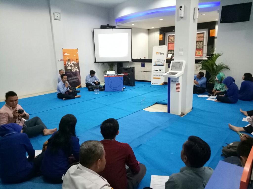 Pegawai KP2KP Sendawar memaparkan materi pelaporan via e-filing