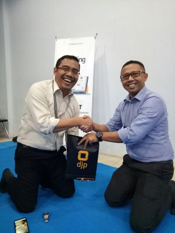 Pemberian souvenir dari Kepala KP2KP Sendawar kepada Kepala BRI Cabang Sendawar