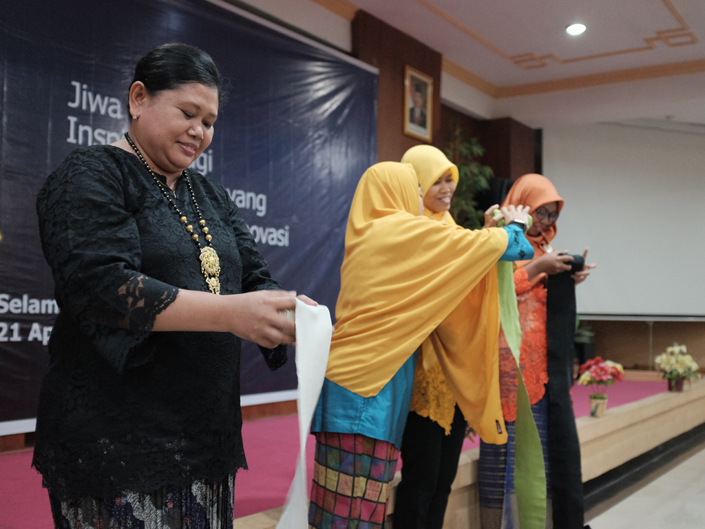 Antusias mengikuti lomba gulung stagen yang ternyata tidak semudah yang dibayangkan.