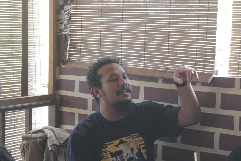 Peserta yang lagi bertanya