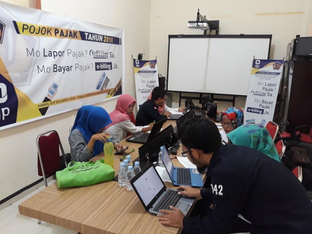 Petugas melayani konsultasi e-filling