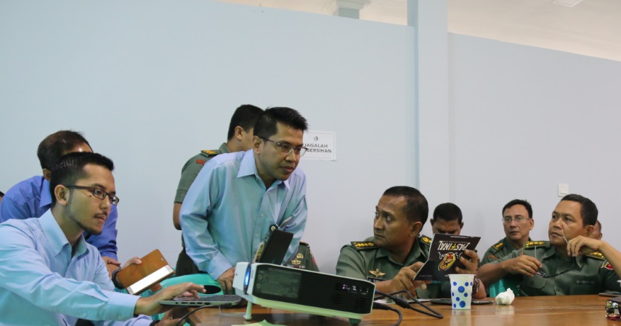 Tim penyuluh memberikan materi penyuluhan