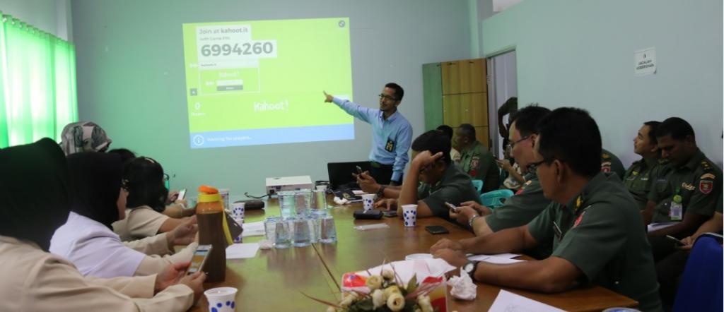 Tim penyuluh memberikan materi penyuluhan