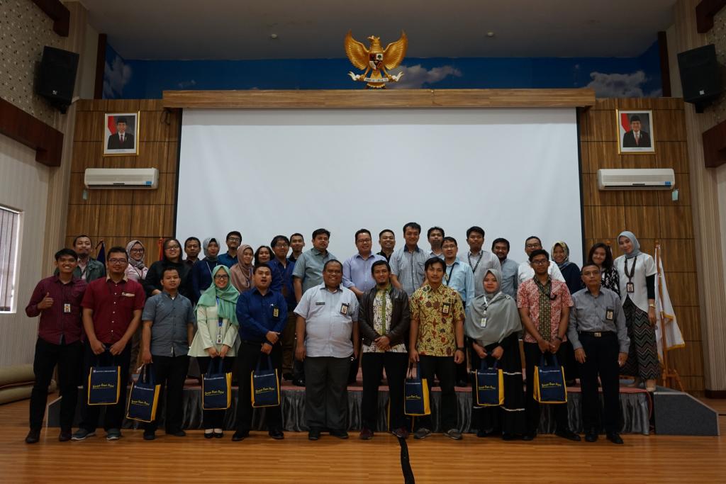 Foto bersama seluruh peserta dan narasumber