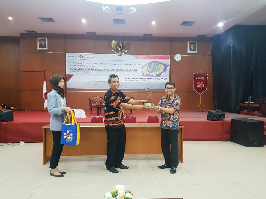 Penyerahan plakat oleh Kanwil DJP Jakarta Selatan I kepada STIE Indonesia Banking School