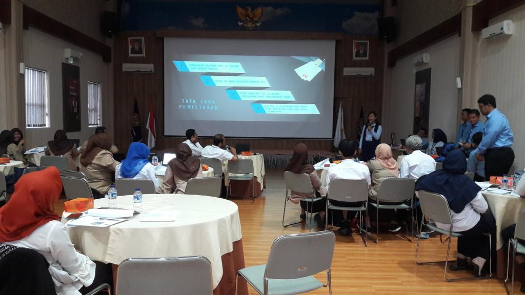 Para peserta menyimak paparan dari narasumber