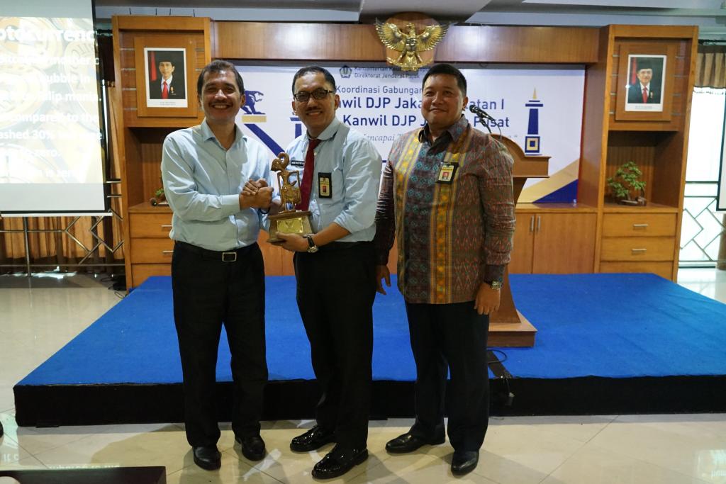 Kakanwil Jaksel I Sakli Anggoro menyerahkan cinderamata kepada Direktur Pemeriksaan dan Penagihan Angin Prayitno Aji