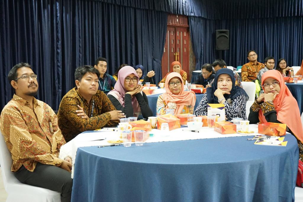 Para peserta menyimak paparan dari narasumber
