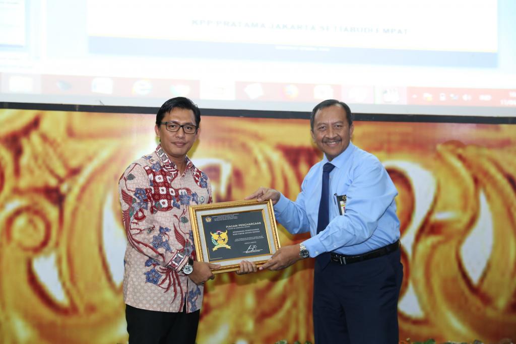 Pemberian Penghargaan kepada Bendaharawan Terbaik