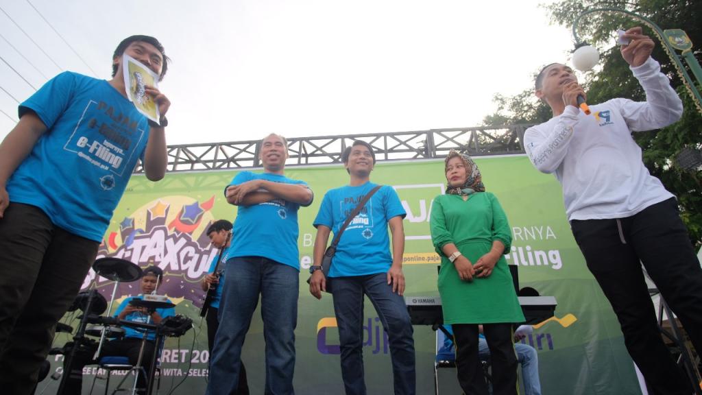 MC membacakan nomor undian