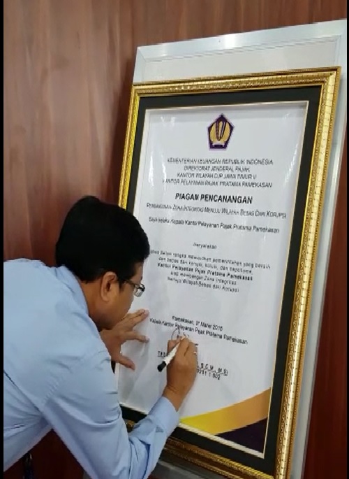 Kepala KPP Pamekasan, Teddy Harianto sedang menandatangi Pakta Intregitas
