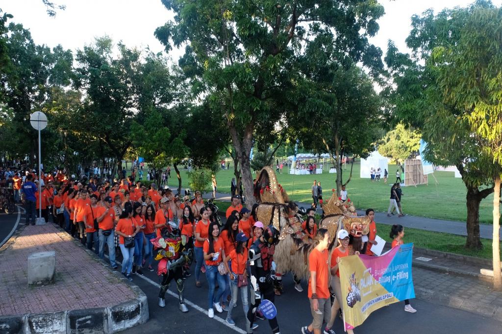 Kegiatan diawali dengan jalan santai mengitari Lapangan Puputan Renon, Denpasar, dengan diiringi gambelan dan Barong khas Bali