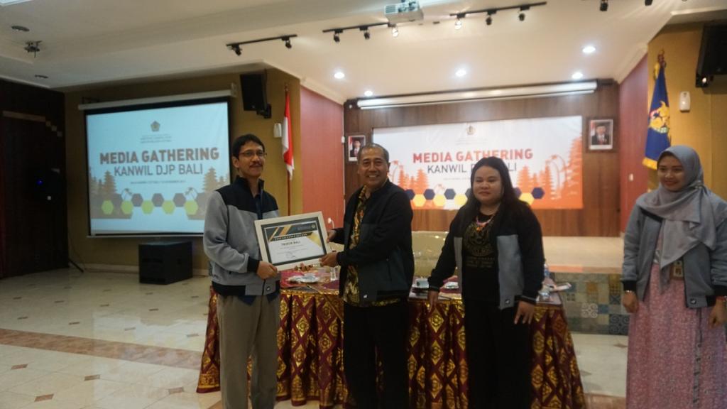 Pemimpin Redaksi Tribun Bali, Sunarko, menerima piagam penghargaan dari Kepala Kanwil DJP Bali