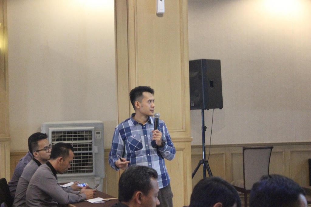 Pegawai KPP Bandung Cibeunying tengah menjelaskan tata cara pelaporan SPT Tahunan melalui e-filing