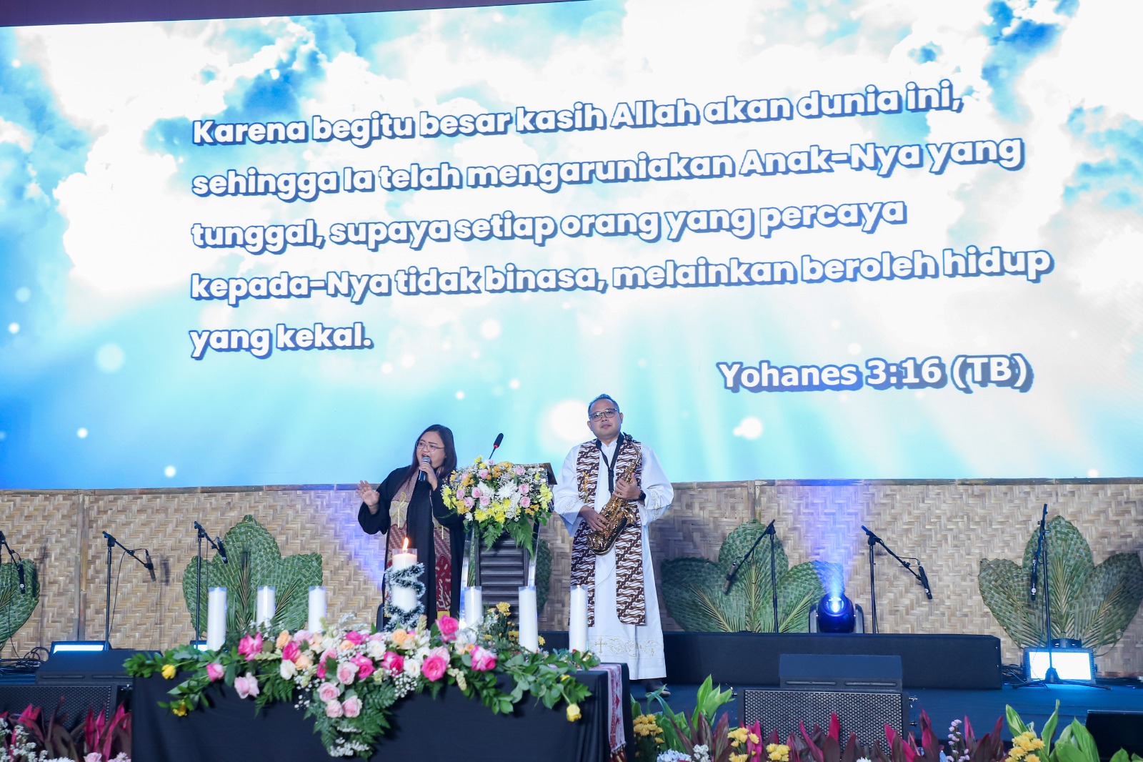 Pastor dan Pendeta menyampaikan pesan lewat penampilan