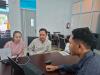 Petugas KP2KP Benteng sedang memberikan pelayanan kepada wajib pajak.