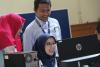 Petugas KPP Cengkareng memberikan asistensi pengisian SPT melalui laman djponline.pajak.go.id