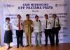 Nasrun, sebagai perwakilan dari Bupati Lombok Tengah (3 dari kiri) dan Ketua PHRI Lombok Tengah, H. Lalu Fatur Rahman (4 dari kiri) berfoto bersama Kepala KPP Pratama Praya, Nico Herry Janto (2 dari kiri) beserta pejabat eselon IV dan AR, setelah menandatangani banner dukungan pada KPP Pratama Praya menuju pembangunan ZI, WBK dan WBBM