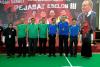 Kedua tim Blind Football berpose bersama manajer tim masing-masing.