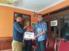 Kepala KPP Pratama Sukabumi, Sutan Andi Gunawan memberikan bantuan untuk korban bencana longsor kepada Kepala Desa Sirnaresmi, Jarwo