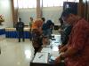 Peserta melakukan registrasi di meja presensi